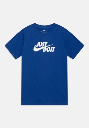 Blauw Nike T-shirt met korte mouwen, voorzien van witte "Just Do It"-tekst en het swoosh-logo in het midden aan de voorkant.