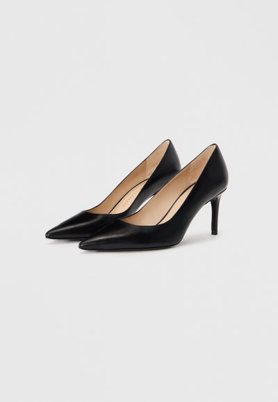 Pumps negre din piele cu toc înalt, cu vârful ascuțit și un design elegant. Tălpicile sunt moderat de subțiri, ridicând silueta generală.