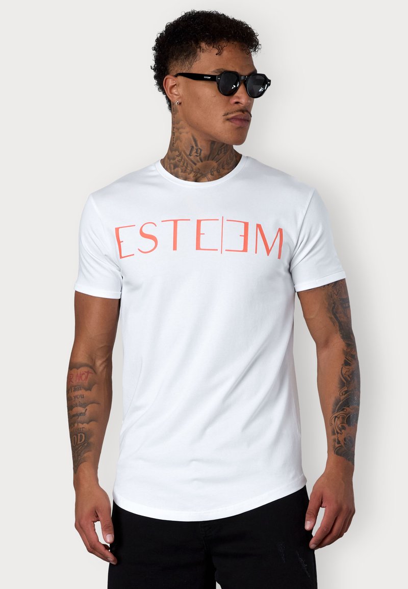 Weißes Baumwoll-T-Shirt mit dem auffälligen Grafiktext "ESTEEM" in Koralle. Kurze Ärmel, Rundhals, glatte Textur und lässige Passform.
