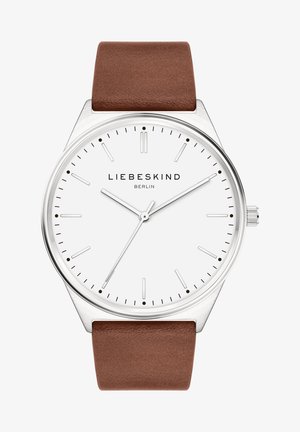 Braunes Lederarmbanduhr mit silbernem Gehäuse, weißem Zifferblatt, schlanken Stundenmarkern und silbernen Zeigern. Markenname "LIEBESKIND BERLIN" angezeigt.