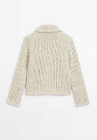 Pull grossier tricoté de couleur crème avec manches longues et col plié, vu de dos sur fond blanc.