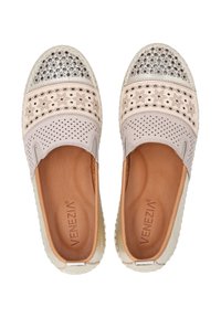 Světlé růžové slip-on boty s perforovaným vzorem, metalickou špičkou a květinovými akcenty, se strukturovanou tkanou podrážkou.