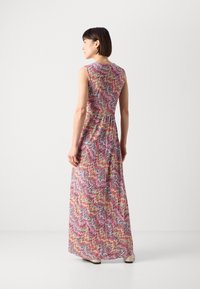 Robe maxi en tissu léger avec un motif zigzag multicolore. Design sans manches avec une taille ajustée et une jupe fluide.
