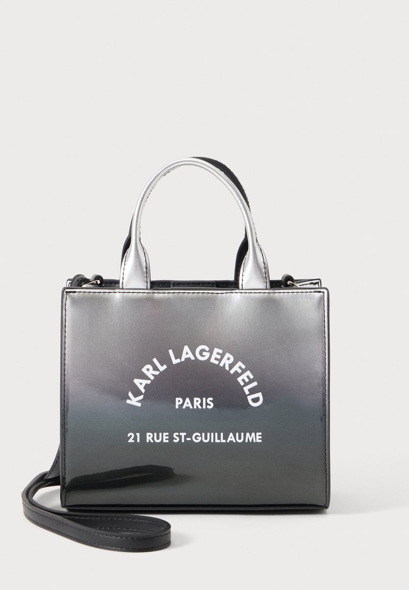 Λαμπερή μαύρη και ασημί τσάντα Karl Lagerfeld με επάνω χερούλια και αποσπώμενο ιμάντα ώμου, με λογότυπο "Paris 21 Rue St-Guillaume".