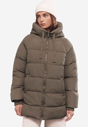 Kurtka puchowa w kolorze oliwkowym z zamkiem błyskawicznym, dużym kapturem i elastycznymi mankietami. Posiada pikowaną fakturę oraz boczne kieszenie. W zestawie czapka.