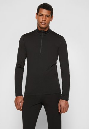 Czarny longsleeve z wysokim kołnierzem, posiadający ćwierć zamek. Wykonany z gładkiego, elastycznego materiału, idealny do aktywności fizycznej.