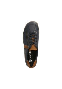 Baskets en cuir bleu foncé avec des accents marron, dotées de lacets et d'une fermeture éclair sur le côté. Comprend un intérieur noir avec un logo.