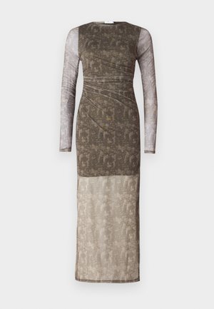 Langt, tettsittende kjole med lange gjennomsiktige ermer; teksturert stoff i brunt og tan med gradientmønster; rund hals; glatt, lagdelt design.