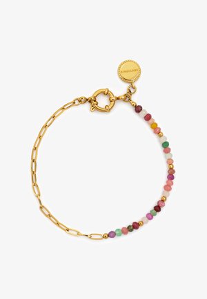 Goldene Armbandkette mit mehrfarbigen kleinen Perlen und einem runden Verschluss, der einen goldenen Anhänger mit der Gravur "SINGULARU" trägt.