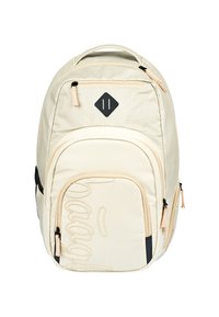 Zaino in tessuto beige con una toppa a forma di diamante, dettagli con cerniera e un logo cucito ben in vista. Due tasche laterali e spallacci imbottiti.