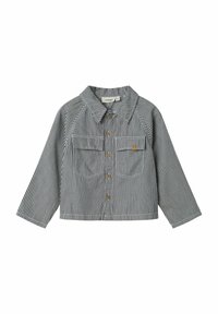 Prugasta jeans jakna z dolgimi rokavi, sprednjim gumbom, dvema žepoma na prsih in lesenimi gumbi. Barvna shema vključuje mornarsko modre in bele črte.