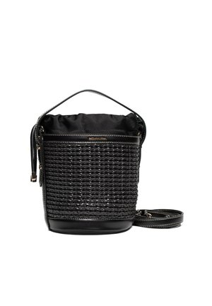 Borsa secchiello nera intrecciata con rifiniture in pelle, manico superiore, chiusura a coulisse in tessuto e tracolla rimovibile arrotolata accanto.