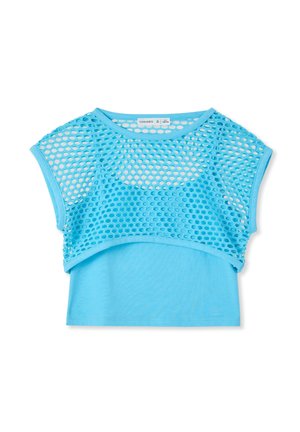 Top corto a maniche corte blu con sovrapposizione in rete a maglie larghe e tessuto solido sottostante, disteso su uno sfondo bianco.