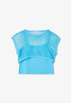 Top corto a maniche corte blu con sovrapposizione in rete a maglie larghe e tessuto solido sottostante, disteso su uno sfondo bianco.