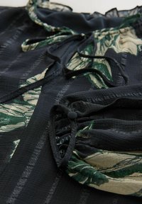 Non sélectionné, black textured floral