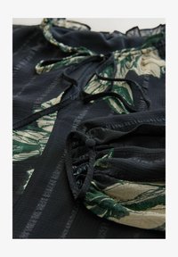 Non sélectionné, black textured floral