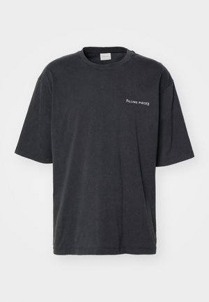 T-shirt de algodão cinza escuro com decote redondo e mangas curtas. Apresenta o texto "FILLING PIECES" bordado em branco na área do lado esquerdo do peito.