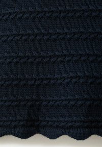 Tissu tricoté bleu marine foncé avec motifs de câble tressé horizontaux et bord festonné en bas.