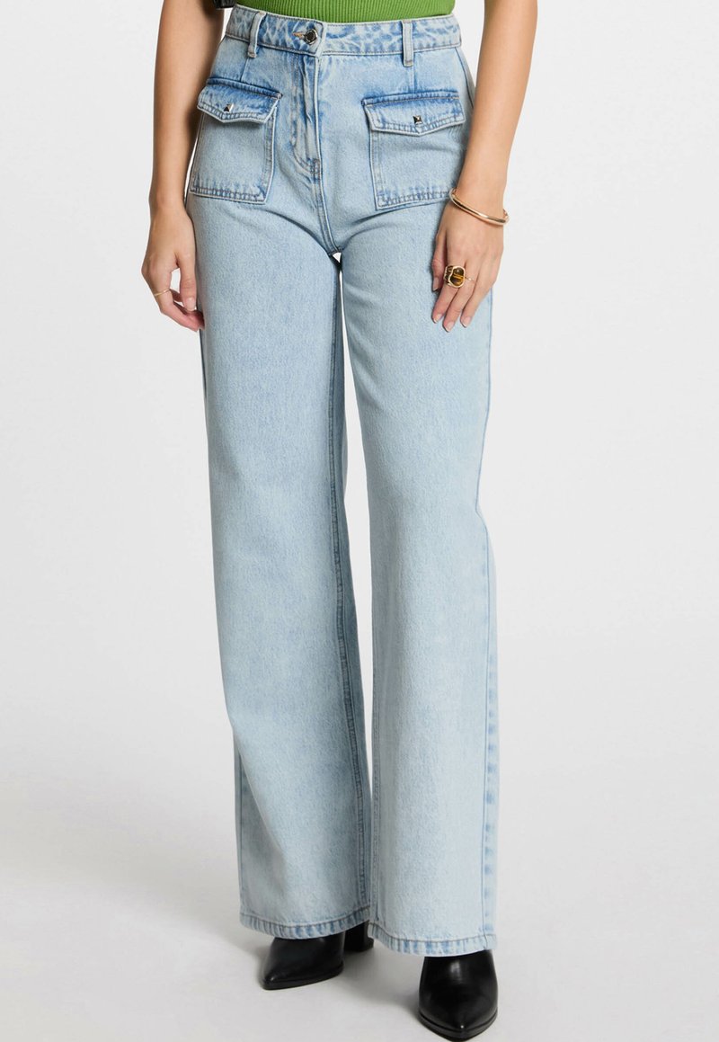 Lichtblauwe high-waisted wide-leg jeans met twee voorkruime pockets, gemaakt van denim met een gladde textuur, afgewerkt met een nette zoom en subtiele slijtage.