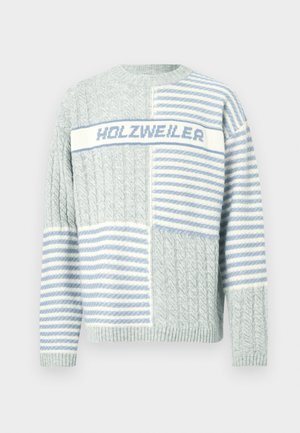 Camisola de malha em cinza claro e azul pálido, com padrões de trança e riscas, com o texto "HOLZWEILER" no peito. Decote redondo e punhos canelados.