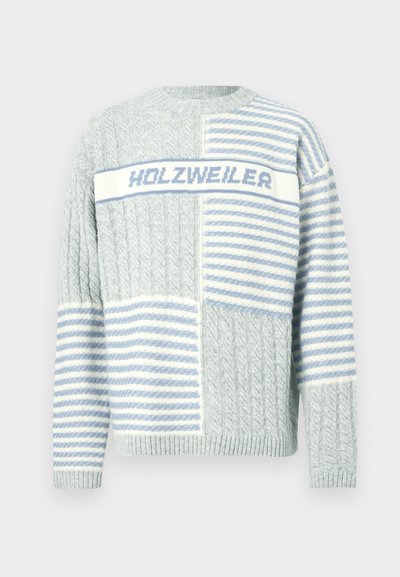 Kötött pulóver világosszürkében és halványkék színben, fonott és csíkos mintával, a mellrészen "HOLZWEILER" felirattal. Kerek nyakkivágás és bordázott szegélyek.