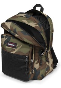 Batoh Eastpak s maskáčovým vzorem, černou síťovanou přední kapsou, polstrovanou vnitřní přihrádkou, dvěma zipovými uzávěry a úchopovým madlem.