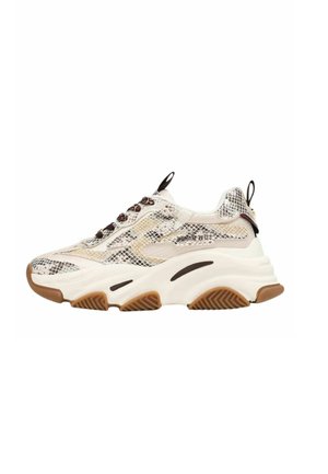 Sneaker chunky con tomaia bianca e beige con stampa effetto serpente, suola bianca spessa con battistrada in gomma marrone e linguette nere al tallone e sulla lingua.