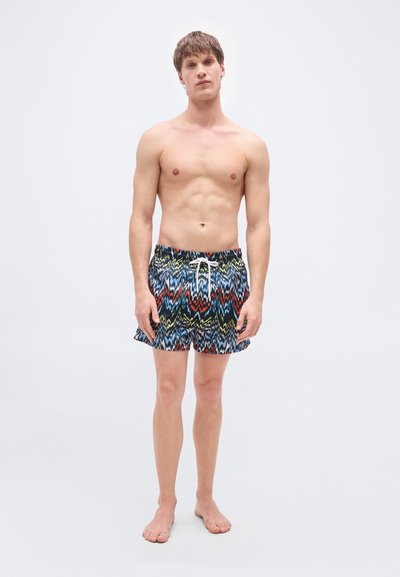 Ανδρικά μαγιό βερμούδα με ζιγκ ζαγκ μοτίβο σε μπλε, κόκκινο και μαύρο, με λευκό κορδόνι και ελαφρύ ύφασμα.