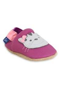 Lila Leder-Schuh mit einer weichen, strukturierten Oberfläche, der ein graues Katzenface mit einem rosa Schleifenakzent und einer beigen Wildledersohle aufweist.