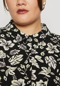 Vero Moda Curve VMNEWHALLIE LONG DRESS - Maxi šaty - black/white