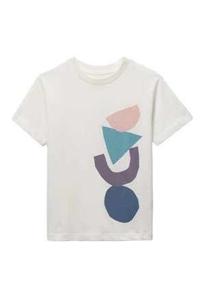 T-shirt blanc à manches courtes avec des formes géométriques abstraites en rose, sarcelle, violet et bleu marine empilées verticalement sur le côté droit avant.