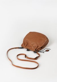 Weiche braune Leder-Umhängetasche mit verstellbarem Riemen, Metallschloss und dekorativer Kettendetail auf weißem Hintergrund.