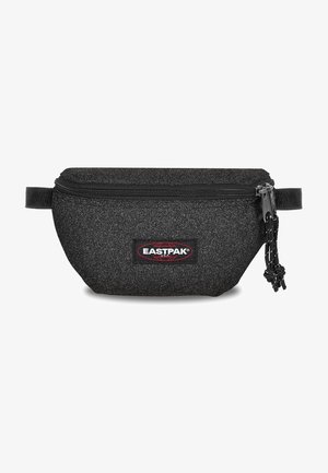 Riñonera Eastpak negra con bolsillo frontal con cremallera y correa ajustable, con parche de logo rojo y blanco en la parte delantera.