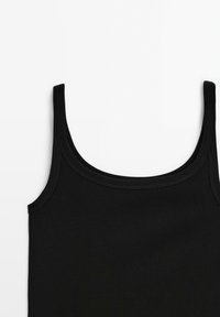 Top nero senza maniche con spalline larghe, scollatura a girocollo, design senza cuciture e una texture di tessuto morbido e stretch.