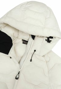 Giacca imbottita bianca trapuntata con cappuccio, dotata di zip frontale, accenti neri, stringhe regolabili e una texture liscia.