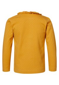 Żółta bluzka z długim rękawem o fakturowanym wzorze i falbaniastego dekoltem. Posiada jednolitą kolorystykę bez dodatkowych akcentów czy wzorów.