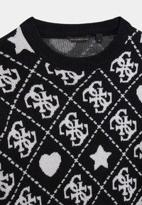 Maglione nero a maglia con un motivo bianco ripetuto di loghi, cuori e stelle. Collo a girocollo a coste e tessuto testurizzato.