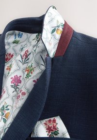 Blazer marine en tissu texturé, doublure à motif floral et col en feutre bordeaux. Comprend un mouchoir de poche floral coordonné.