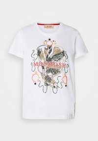 Bílá bavlněná tričko s barevným designem ryby s metalickými akcenty a textem "MOS MOSH" v růžové barvě. Krátké rukávy a kulatý výstřih.