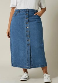 Jupe midi en denim avec fermeture à boutons à l'avant, poches latérales et coupe droite. Tissu bleu avec une texture subtile et des détails de couture.