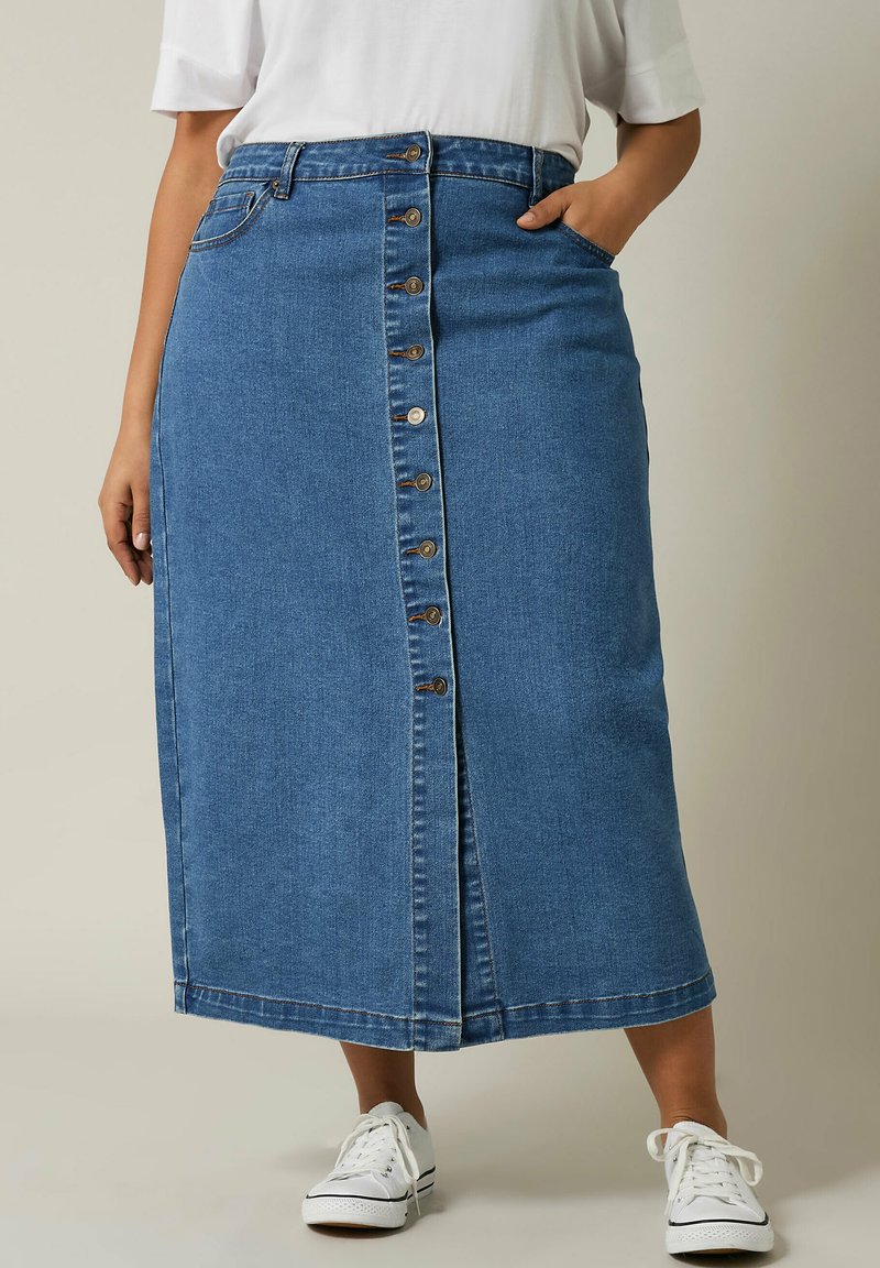 Gonna midi in denim con chiusura frontale a bottoni, tasche laterali e linea dritta. Tessuto blu con una sottile texture e dettagli di cucitura.