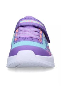 Scarpe sportive viola e turchesi con strap in velcro, tomaia in rete e suola testurizzata. Accenti neon e dettaglio del logo sul cinturino.