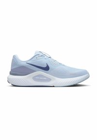 Scarpa da atletica azzurro chiaro con tomaia in rete traspirante, accenti blu scuro, suola testurizzata e sistema di supporto imbottito.