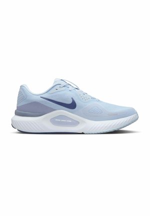 Baskets de sport bleu clair avec une tige en mesh respirant, des accents bleu foncé, une semelle texturée et un système de soutien rembourré.