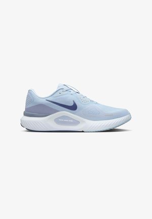 Zapatilla deportiva de color azul claro con una parte superior de malla transpirable, acentos en azul oscuro, suela texturizada y un sistema de soporte acolchado.