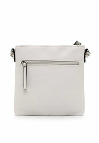 Vit läder crossbody-väska med en slät yta, dragkedjestängning på toppen och en ytterficka med dragkedja. Har detaljer i silverfärgade accenter.
