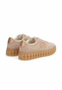 Lichtroze suède sneakers met een chunky beige rubberen zool, een gladde bovenkant en tonale accenten. Logo nabij het hielgebied.