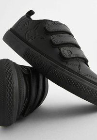 Baskets noires avec trois bandes Velcro. Fabriquées en matériau synthétique, avec des motifs Pokémon en relief et des semelles en caoutchouc texturé pour une meilleure adhérence.