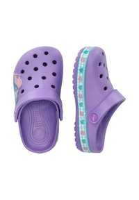 Lila Kunststoffclogs mit Belüftungsöffnungen, einem Riemen und einer dekorativen Sohle mit Herzen in pink und türkisfarbenen Akzenten.