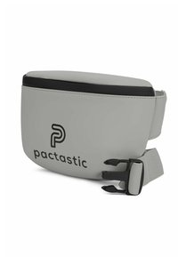 Sac banane gris avec fermeture éclair noire, présentant un extérieur lisse et imperméable, une sangle ajustable et un logo "pactastic" bien en vue.